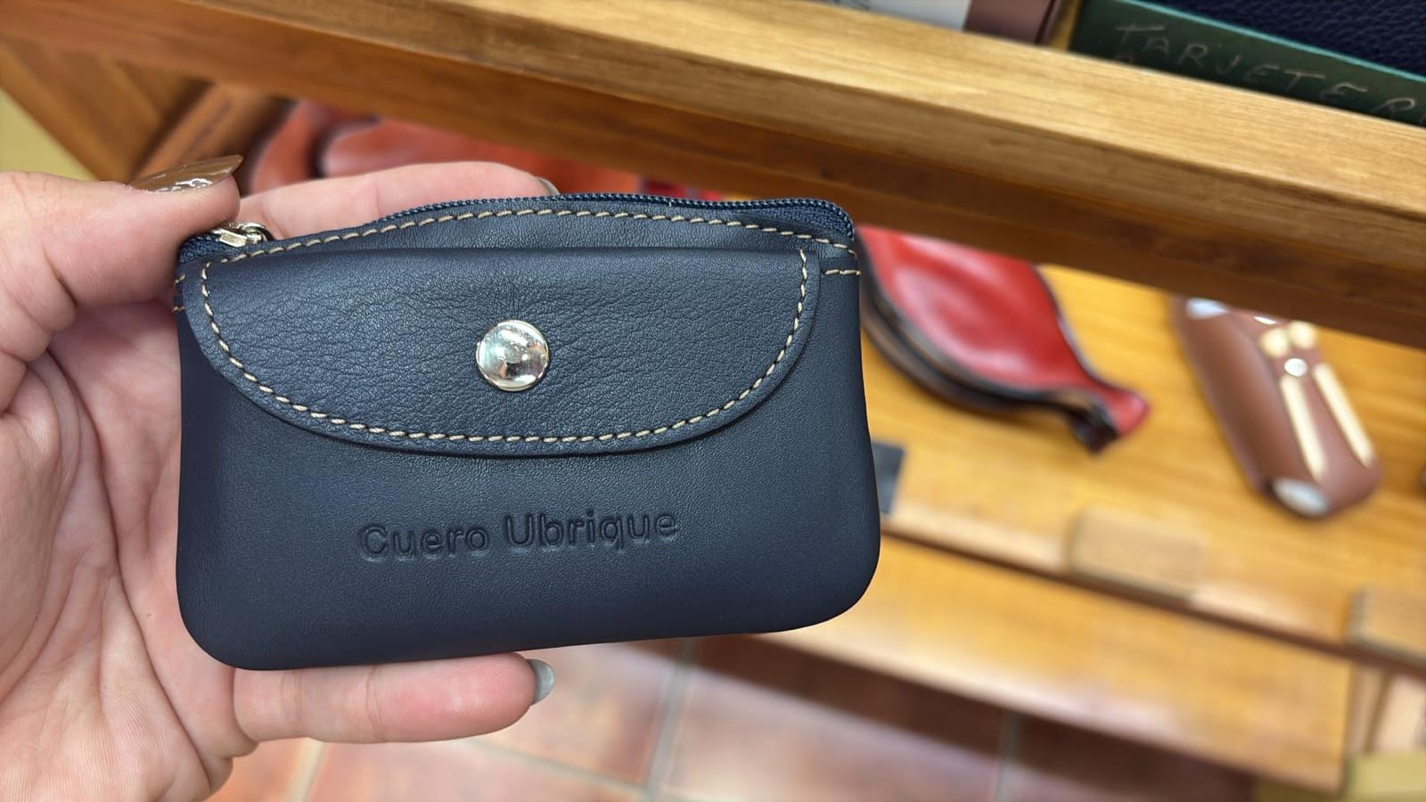 Monedero con solapa exterior